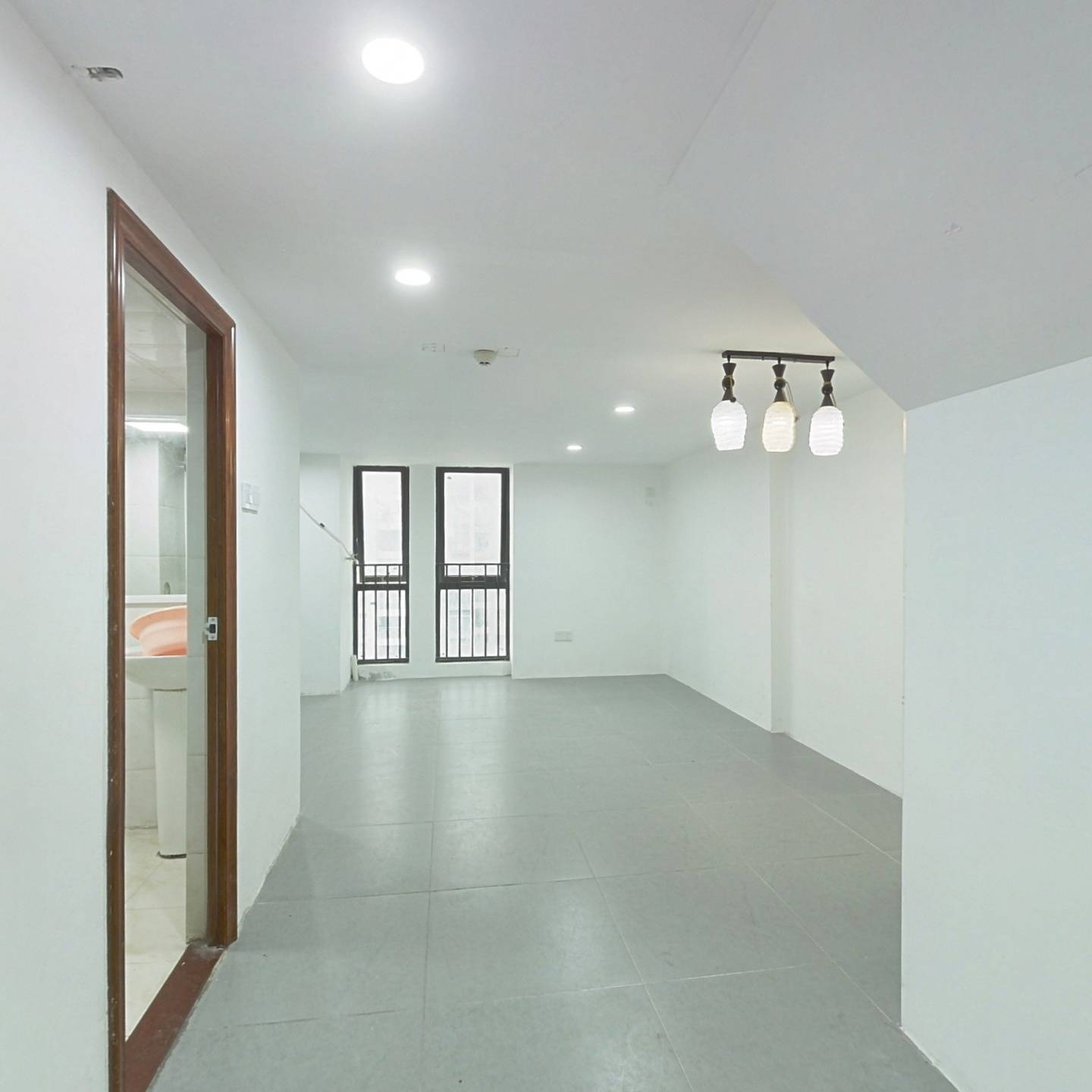 华南城四海锦红本公寓，复式两层可做三房