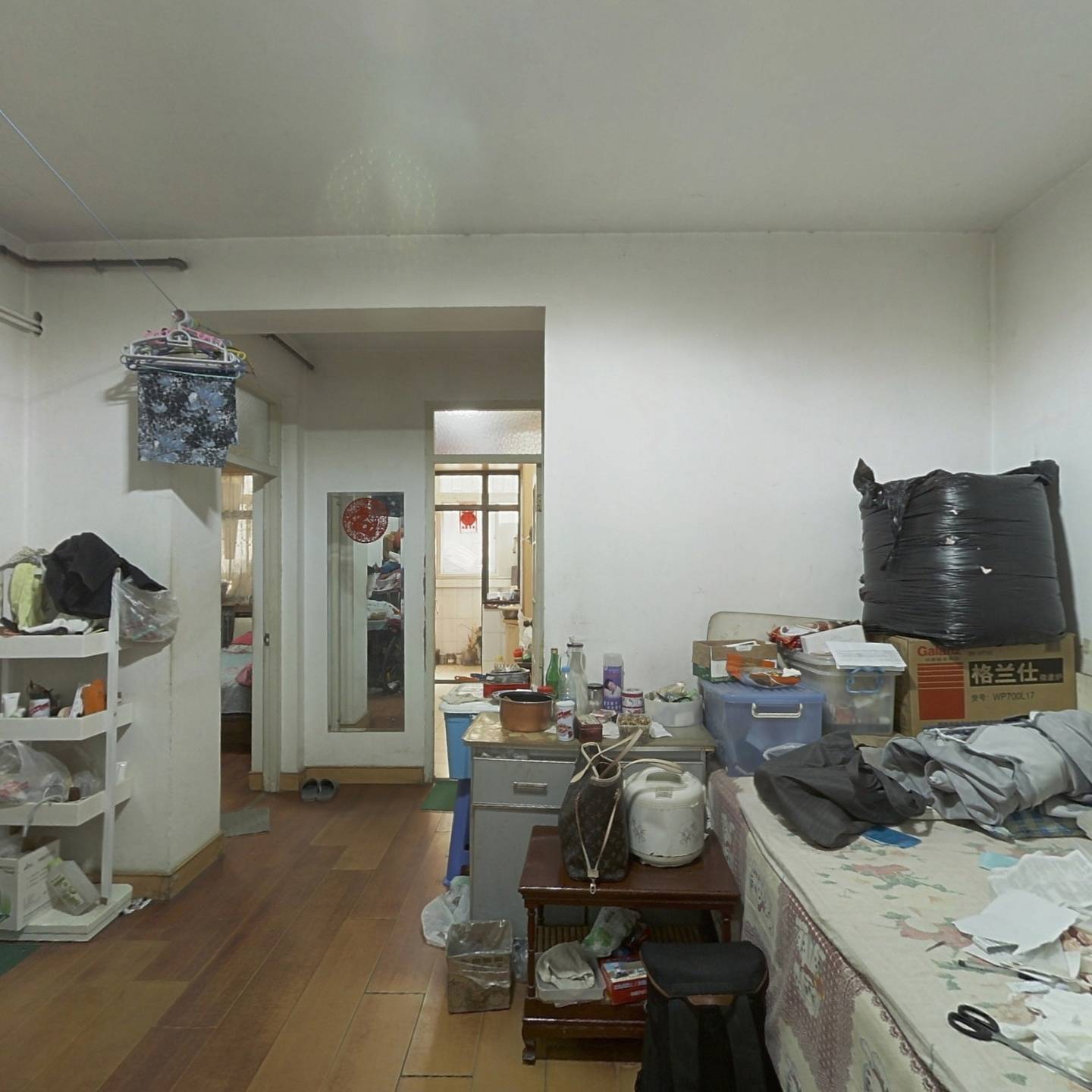 2000年的房子,出门地铁6号线,配套齐全