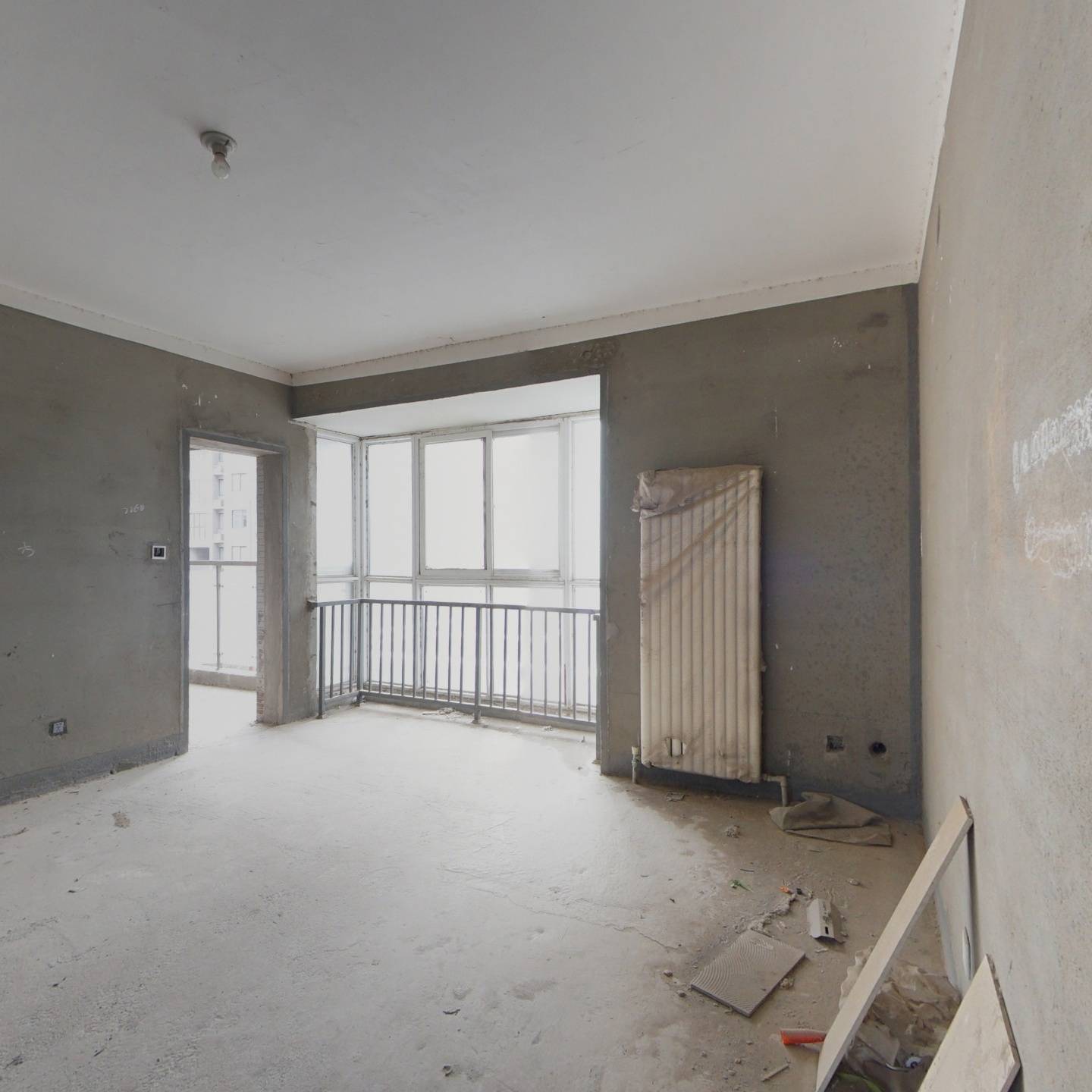 水木清华 毛坯大三室 带露台 通风好