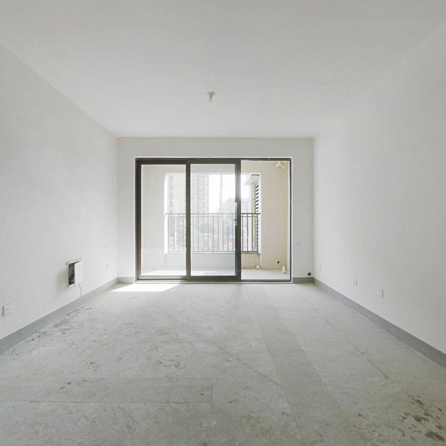 房东置换诚心出售 户型方正 超大客厅 看房方便