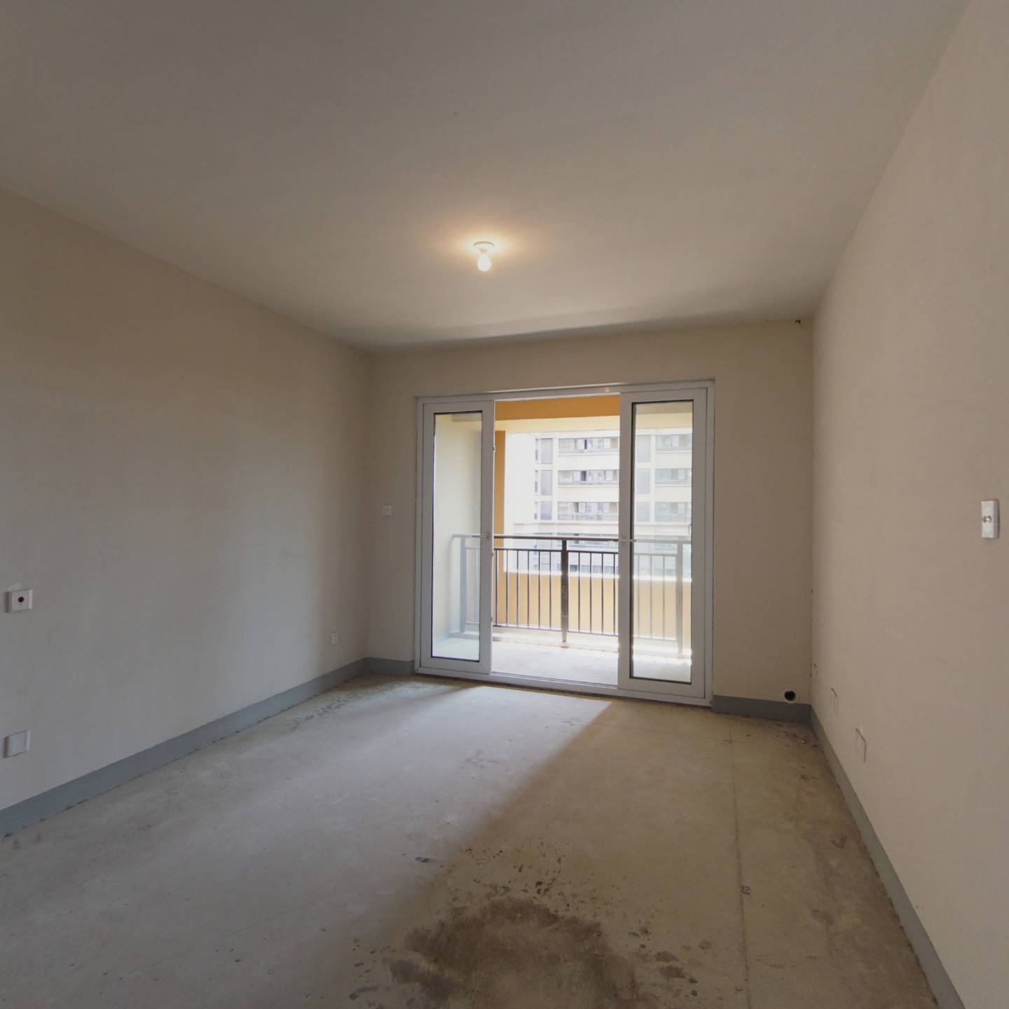 满两年 纯毛坯 新小区 交通方便